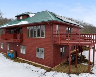 NEW Stunning views atop in the Driftless! 5 bedroom house on 4+ ac in Dodgeville - Dodgeville - Building