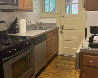\'Downtown Apartment: Perfect Location with Easy Access to Everything!\' - Norfolk - Kitchen