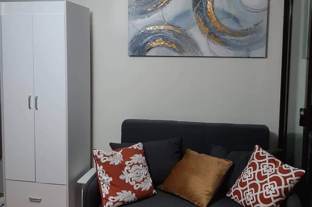 Lovely Brand New 2 Bedroom Condo - Free 1 Parking - מנילה - סלון