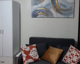 Lovely Brand New 2 Bedroom Condo - Free 1 Parking - מנילה - סלון