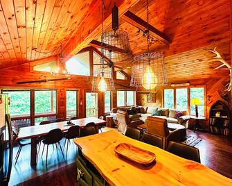 Loose Moose Lodge: Hot Tub, 4-Season Retreat Near Gore Mountain & Schroon Beach - Schroon Lake - Restaurant