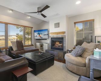 Peaceful Mountain Comfort with workspace & garage. 28+Day guests welcome! - Gypsum - Sala de estar