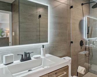 Fully Renovated Condo with Tennis Court View U012 - Spring Valley - Baño
