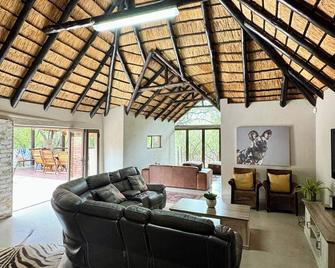 Singwe Private Safari Lodge Kruger - Marloth Park - Living room