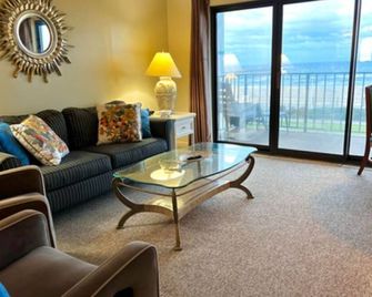 The Colony Condominiums - Virginia Beach - Living room