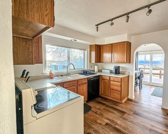 Cute Farmhouse with Views. Mesa Verde, Durango, Telluride, Hunting and more! - Dolores - Cocina