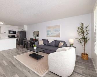Pet-Friendly 1br Apt - Pool Near All Attractions - New Braunfels - Living room