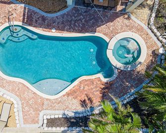Family Tides-Pool, Hot Tub, Kayaks, Golf Cart, Walk to the Gulf, No Cleaning Fee - Belleair Bluffs - Piscina