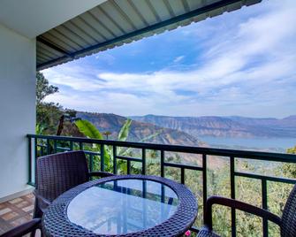Hotel Rainforest Panchgani - Panchgani - Balcony