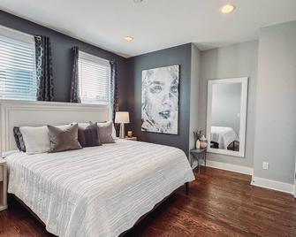 Double Decker 3-Story Home - Full Backyard & 360 Rooftop Views! - Nashville - Chambre