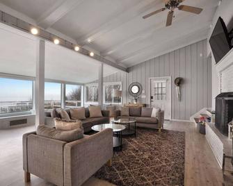 Soundview Beach House: 4br,panoramic Views 1.5hrsnyc - Wading River - Living room