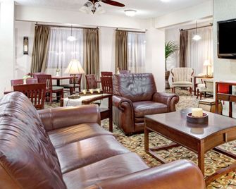Ramada by Wyndham West Memphis - West Memphis - Vardagsrum
