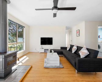 Picturesque Lakeside Getaway: Views, Beach, Park - 로흐 스포트 - 거실