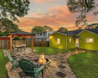 Stylish 4BR Haven: Serene Backyard and Fire Pit - Charlotte
