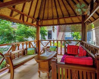 Whiterose Guesthouse - Senggigi - Balkon