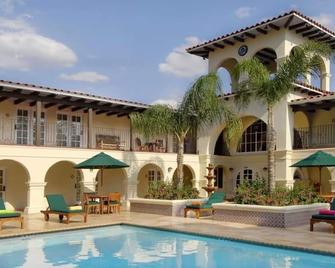 Your Gateway to Stone Bridge with Relaxing Room and Free Breakfast - Laredo - Bazén
