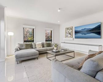 Perfectly Located 4-Bed House in Kensington - Melbourne - Living room