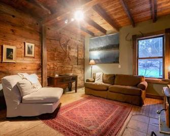 Loveable and Comfy House in Huntsville, Muskoka - Huntsville - Living room