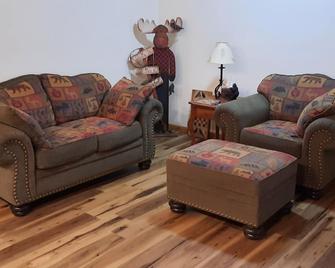 Cozy 1-bedroom apartment in serene Grand Marais. Sleeps 4 - Grand Marais - Living room