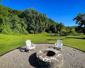 Entire Property Sleeps 10: Farmhouse and Barn Apartments - Kingston - Patio