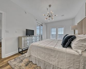 Newly renovated overlooking the Seacrest Village Pool and Beach access - Rosemary Beach - Bedroom