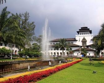 Patra Bandung Hotel - Bandung - Outdoors view