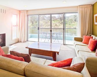 Novotel Lake Crackenback Resort & Spa - Jindabyne - Living room