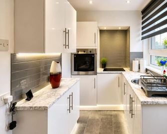 Modern Entire Apartment- Self Checkin Free Parking - Cowdenbeath - Kitchen