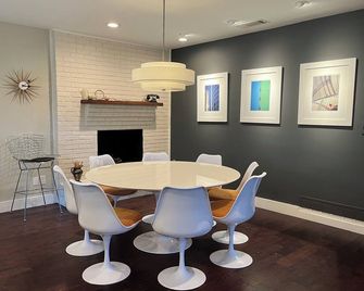 Mid Century Modern Home With Pool Great For Events And Low Key Party Parties - Dallas - Comedor