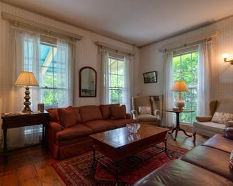 Victorian with Lawn & Beautiful Water Views. - Damariscotta - Living room