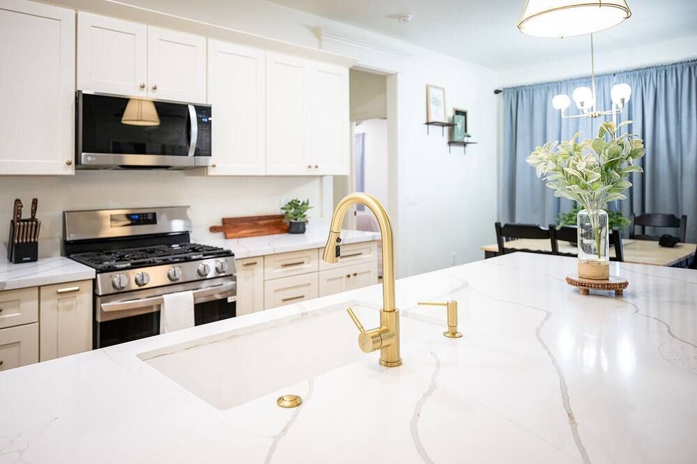 NEW BUILD Spacious 4-bedroom house with great location- sleeps 10 - Thatcher - Kitchen