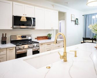 NEW BUILD Spacious 4-bedroom house with great location- sleeps 10 - Thatcher - Kitchen