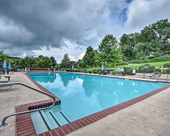 Deck and Community Perks Sky Valley Home! - Dillard - Bazén