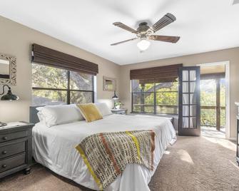 Waterhouse- 4 Bed, 3 bath, SUP, Kayak, Ping pong, Decks galore - Seguin - Schlafzimmer