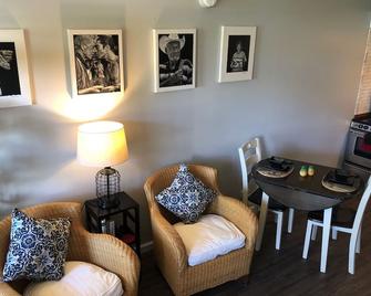 Do you hear that? That is Molokai Calling Your Name - Maunaloa - Living room