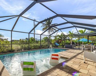 Your Heart belongs in this Tropical Paradise - Private Beach! - Villa Mi Corazon - Roelens Vacations - Cape Coral - Zwembad