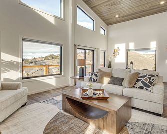 1 Mi to Granby Ranch: Luxe Home w/ Mtn Views! - Tabernash - Sala de estar