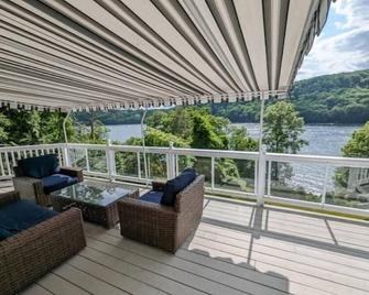 Candlewood Lake -Family Getaway, Lakefront 3775 sqft Home - Danbury - Balkon