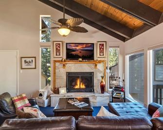 Beautiful Chalet, Fresh Snow! Perfect Location, near ski, downtown, shops, max 8 - Zephyr Cove - Living room