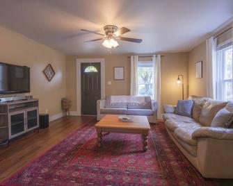 1-Br Gem Near Downtown & Nature Escapes - Glens Falls - Living room