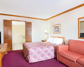 Days Inn by Wyndham Auburn - Auburn - Schlafzimmer