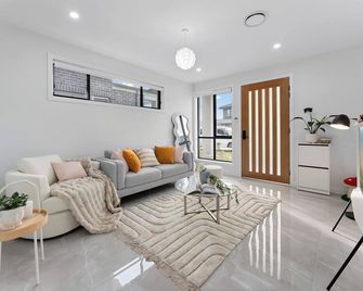 New, Comfy & Fully Equipped 3BR Home in Kellyville - Glenwood - Huiskamer