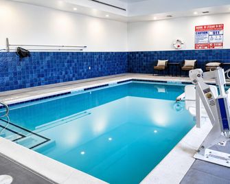 La Quinta Inn & Suites by Wyndham Tracy - Tracy - Piscina