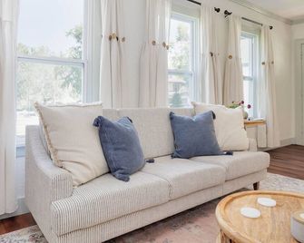 Welcome to Casa de Campo! - St Joseph - Living room