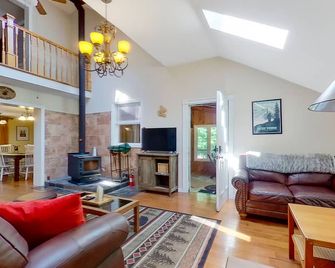 The Huber Haven - Warrensburg - Salon