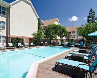 Fresno Hospitality: Enjoy Homely Comforts with Pool and Kitchen | Two Suites - Fresno