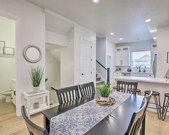 Modern Mountain Escape Near Slopes, Lakes and Trails - Eden - Dining room