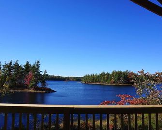 Chalet directly on the lake, central storage, incl. access to private island - Caledonia - Balcony