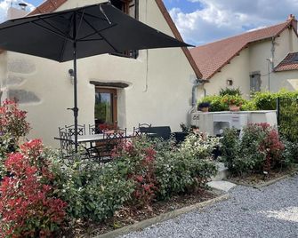 Charmante Maison Bourbonnaise Du Xviiie Avec Animaux Acceptés - Fr-1-489-393 - Charroux - Patio