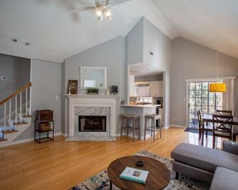 Beautiful little home in Peachtree City, minutes from downtown Atlanta. - Peachtree City - Living room